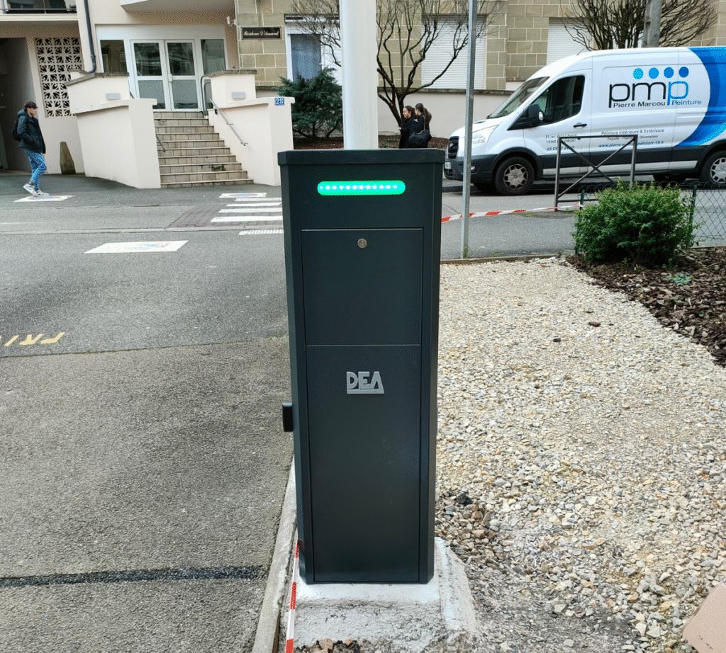 Installation d’une barrière levante automatique signée DEA, conçue pour réguler efficacement les accès aux zones résidentielles ou professionnelles. Ce modèle élégant et compact est doté d’un éclairage LED intégré qui assure une parfaite visibilité, même de nuit, pour renforcer la sécurité des usagers. Solidement fixée sur un socle béton, cette borne de levage allie performance, fiabilité et design moderne. La motorisation interne garantit un fonctionnement fluide et rapide, parfaitement adapté aux environnements à fort passage. Une solution idéale pour les parkings, résidences, copropriétés ou zones d’accès contrôlé.