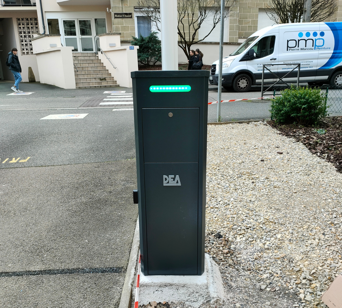 Installation d’une barrière levante automatique signée DEA, conçue pour réguler efficacement les accès aux zones résidentielles ou professionnelles. Ce modèle élégant et compact est doté d’un éclairage LED intégré qui assure une parfaite visibilité, même de nuit, pour renforcer la sécurité des usagers. Solidement fixée sur un socle béton, cette borne de levage allie performance, fiabilité et design moderne. La motorisation interne garantit un fonctionnement fluide et rapide, parfaitement adapté aux environnements à fort passage. Une solution idéale pour les parkings, résidences, copropriétés ou zones d’accès contrôlé.