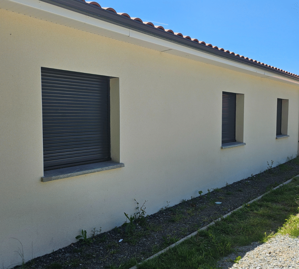 Réalisation d’une installation de volets roulants motorisés sur une façade résidentielle. Parfaitement intégrés à l’architecture existante, ces volets assurent à la fois protection thermique, sécurité renforcée et isolation phonique.
