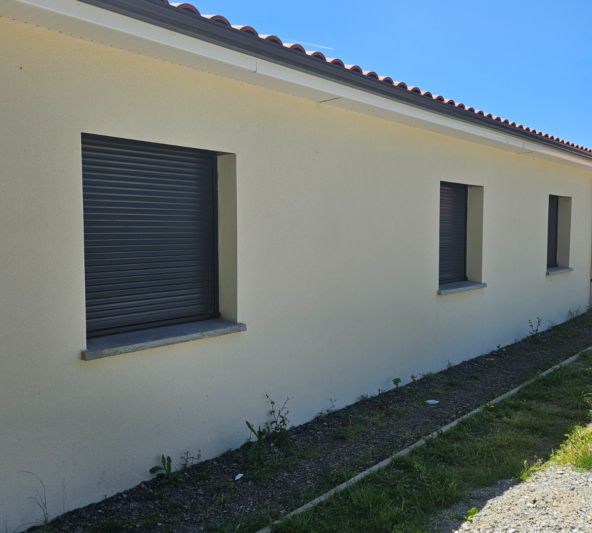 Réalisation d’une installation de volets roulants motorisés sur une façade résidentielle. Parfaitement intégrés à l’architecture existante, ces volets assurent à la fois protection thermique, sécurité renforcée et isolation phonique.