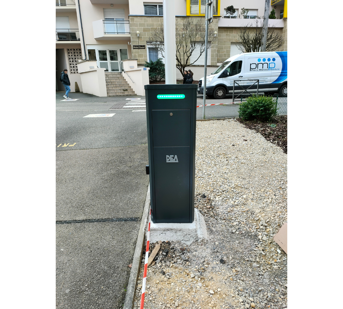 Installation d’une barrière levante automatique signée DEA, conçue pour réguler efficacement les accès aux zones résidentielles ou professionnelles. Ce modèle élégant et compact est doté d’un éclairage LED intégré qui assure une parfaite visibilité, même de nuit, pour renforcer la sécurité des usagers. Solidement fixée sur un socle béton, cette borne de levage allie performance, fiabilité et design moderne. La motorisation interne garantit un fonctionnement fluide et rapide, parfaitement adapté aux environnements à fort passage. Une solution idéale pour les parkings, résidences, copropriétés ou zones d’accès contrôlé.