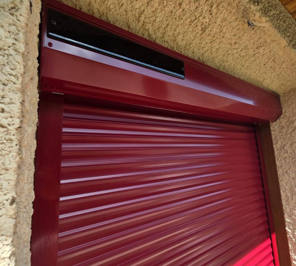 EDEL Électricien : Pose de volets roulants rouge sur fenêtres existantes.