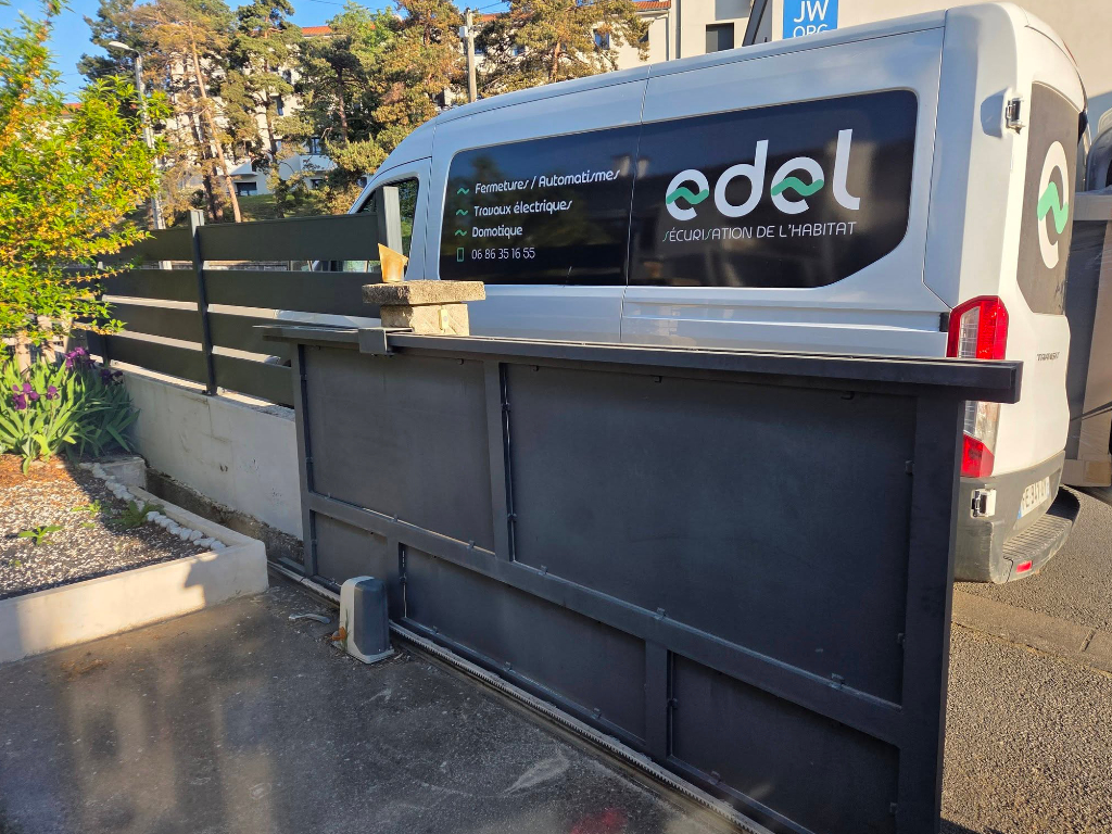 EDEL Électricien : Pose et motorisation d'un portail en acier noir, battant.
