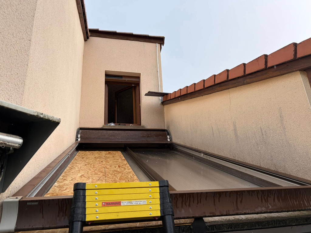 EDEL Électricien : Pose d'un volet roulant sur un velux.