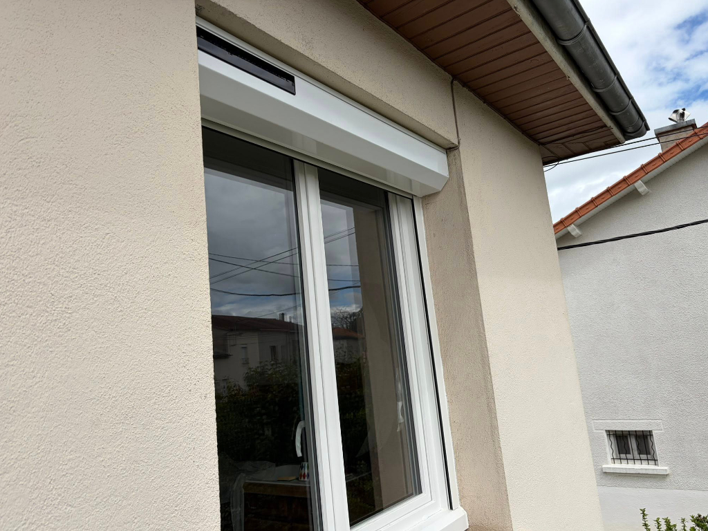 EDEL Électricien : Pose d'un volets roulant motorisé sur une fenêtre existante en pvc blanc.